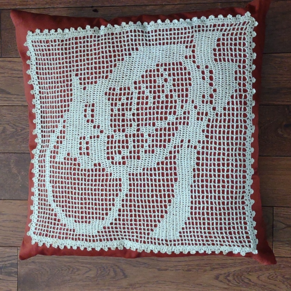 Filet crochet owl pillow